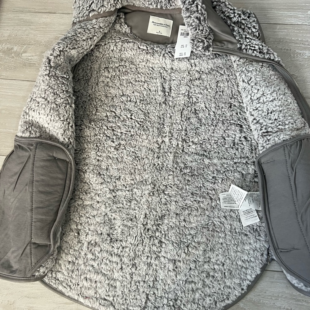 NWT!! NEW- grey Abercrombie & Fitch Cloud Sherpa Vest - Picture 5 of 13